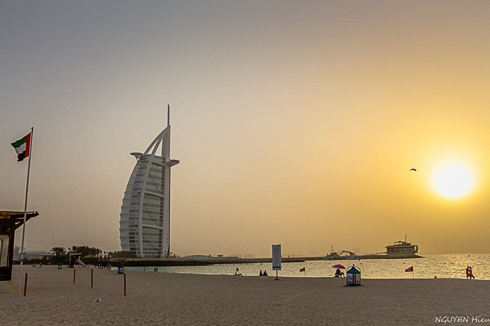 Ngắm Burj Al Arab dưới chiều hoàng hôn